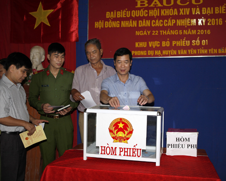 Đồng chí Nguyễn Minh Tuấn - Ủy viên Ban Chấp hành Đảng bộ tỉnh, Tổng biên tập Báo Yên Bái cùng cử tri xã Phong Dụ Hạ tham gia bỏ phiếu bầu cử tại Khu vực bỏ phiếu số 1.