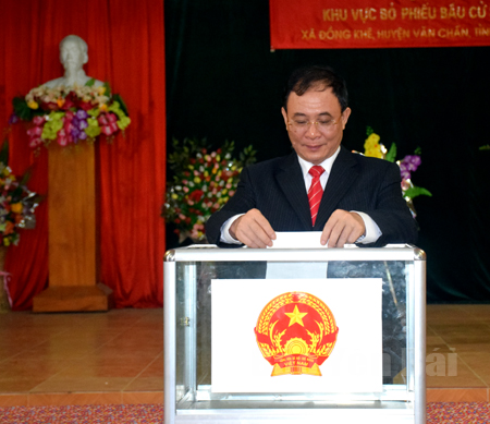 Đồng chí Phạm Duy Cường - Bí thư Tỉnh ủy dự lễ khai mạc bầu cử và tham gia bỏ phiếu tại Khu vực bỏ phiếu số 9, xã Đồng Khê, huyện Văn Chấn.