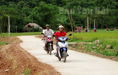 Nhờ nguồn vốn giảm nghèo, nhiều tuyến đường liên thôn ở Lục Yên được đầu tư xây dựng, tạo thuận lợi cho nhân dân đi lại và phát triển kinh tế, xã hội.
