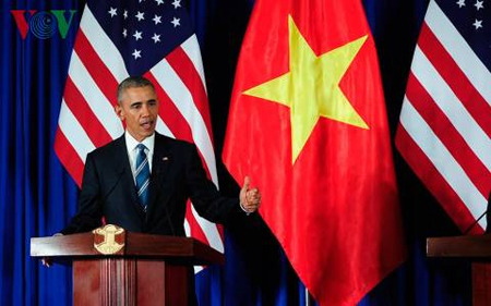Tổng thống Obama tuyên bố về quyết định dỡ bỏ hoàn toàn lệnh cấm vũ khí với Việt Nam.

