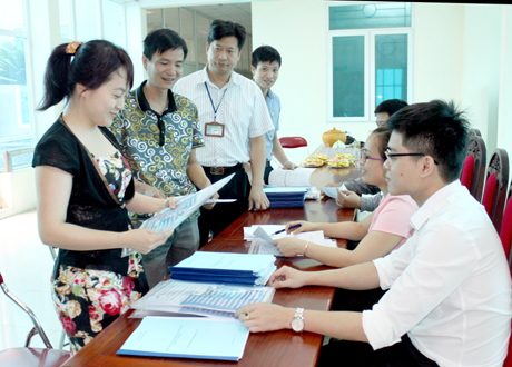 Các doanh nghiệp nhận tài liệu hướng dẫn cách nộp thuế điện tử tại Cục Thuế tỉnh Yên Bái.
