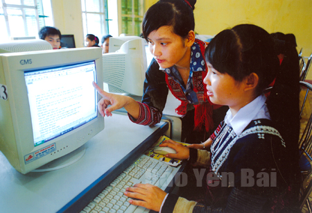 Giờ thực hành trên máy tính của học sinh Trường THPT Dân tộc nội trú tỉnh. (Ảnh: Thanh Miền)
