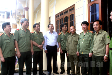 Thứ trưởng Bộ Công an Bùi Văn Nam (thứ 2 phải sang) và Thiếu tướng Đặng Trần Chiêu - Giám đốc Công an tỉnh (thứ 2 trái sang) gặp gỡ, trao đổi với cán bộ công an xã đạt nhiều thành tích xuất sắc.
