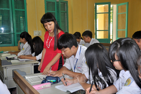 Ngoài truyền đạt kiến thức cho các em, cô giáo Nguyễn Thị Thu - Chủ nhiệm lớp 12A1, Trường THPT Lý Thường Kiệt (người đứng) thường xuyên nắm bắt tâm tư, hoàn cảnh gia đình của học sinh để kịp thời tư vấn hướng nghiệp cho các em.