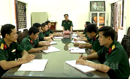 Lãnh đạo Phòng Chính trị, Bộ Chỉ huy Quân sự tỉnh họp giao ban định kỳ.
