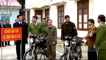 Trao tặng xe mô tô cho cán bộ công an xã vùng đặc biệt khó khăn tại huyện Văn Chấn đầu năm 2016.

