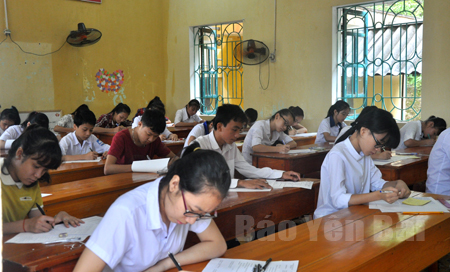Thí sinh làm bài tại kỳ thi vào lớp 10 năm học 2015 - 2016 thuộc Hội đồng thi Trường THPT Chuyên Nguyễn Tất Thành.