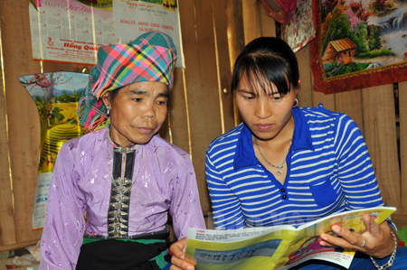 Chị Hà Thị Chiển (bên phải) luôn quan tâm lồng ghép tuyên truyền chính sách pháp luật cho nhân dân, nhất là chị em phụ nữ. 
