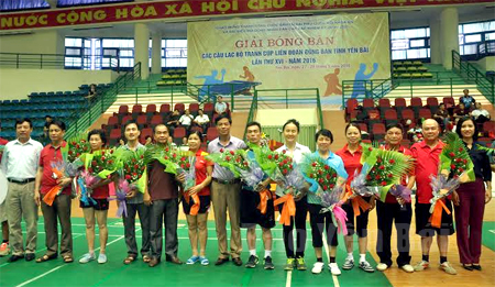 Ban tổ chức tặng hoa cho các đội tham dự giải. 
