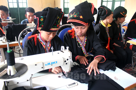 Lao động người dân tộc Dao huyện Văn Yên tham gia lớp đào tạo nghề may.
