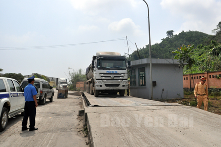 Lực lượng chức năng kiểm tra phương tiện vận tải hàng hóa tại Công ty cổ phần Xi măng Yên Bình.
