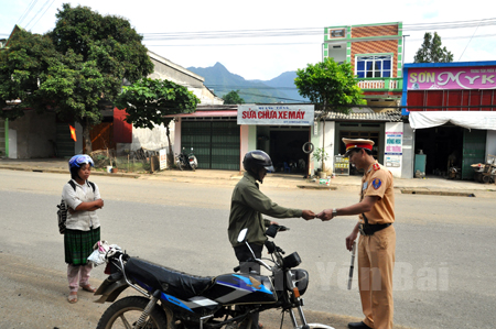 Cảnh sát giao thông huyện Văn Chấn kiểm tra giấy tờ người điều khiển phương tiện tham gia giao thông.