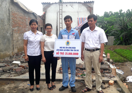 Ông Nguyễn Ngọc Lan - Phó Chủ tịch LĐLĐ tỉnh (bên phải) trao hỗ trợ làm nhà 