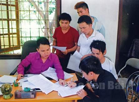 Hướng dẫn người lao động làm thủ tục, tư vấn việc làm tại điểm ủy thác thị trấn Yên Thế, Lục Yên.