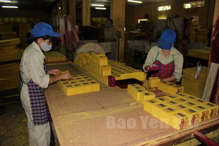 Công nhân Công ty cổ phần Lâm - nông sản thực phẩm Yên Bái đóng gói sản phẩm vàng mã xuất khẩu.