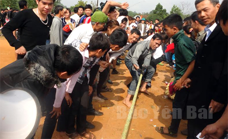 Thi kéo co trong một giải đấu phong trào ở xã Văn Lãng (Yên Bình).