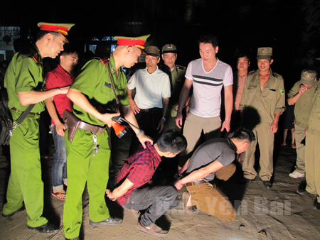 Công an phường Nguyễn Thái Học phối hợp với các tổ nhân dân phố Thắng Lợi tổ chức diễn tập vây bắt kẻ gian tại khu dân cư.