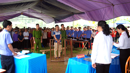 Đông đảo người dân đến tham dự phiên tòa xét xử Nguyễn Văn Quân với tội danh mua bán trái phép chất ma túy.
