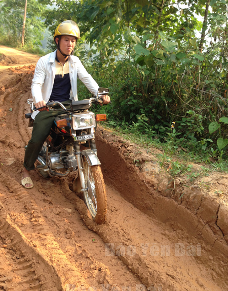 Mặc dù mưa đã qua 20 ngày nhưng nhiều đoạn trên con đường từ Phong Dụ Hạ lên Phong Dụ Thượng vẫn còn chưa khô ráo.