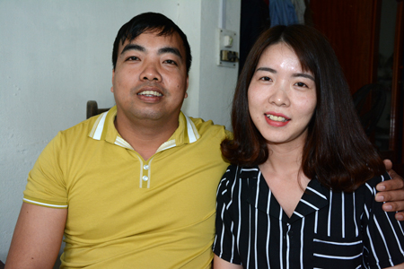 Anh Nhâm Thế Tuyền cùng vợ.