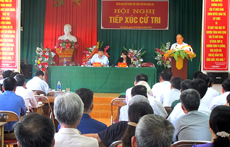 Quang cảnh buổi tiếp xúc cử tri tại xã Cát Thịnh, huyện Văn Chấn.
