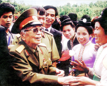 Đại tướng Võ Nguyên Giáp về thăm nhân dân Mường Phăng vào dịp kỷ niệm 50 năm Chiến thắng Điện Biên Phủ, tháng 5-2004