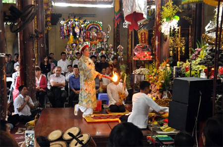 Một giá hầu đồng phục vụ du khách tham quan tại đền Đông Cuông, huyện Văn Yên.