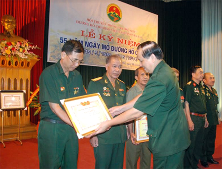 Các tập thể và cá nhân có nhiều đóng góp cho hoạt động của Hội Truyền thống Trường Sơn - đường Hồ Chí Minh Việt Nam nhận bằng khen của Hội. (Ảnh: Tô Anh Hải)