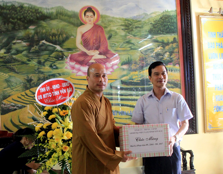 Đồng chí Dương Văn Tiến - Phó Chủ tịch UBND tỉnh tặng quà chúc mừng tăng ni, phật tử chùa Tùng Lâm nhân Đại lễ Phật Đản.