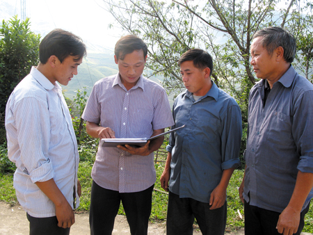 Lãnh đạo xã Cao Phạ, huyện Mù Cang Chải trao đổi với cán bộ một số thôn, bản về việc sản xuất nông nghiệp trên địa bàn.