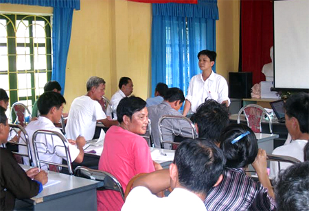 Tiến sĩ Nguyễn Ngọc Nghĩa tuyên truyền về phòng chống dịch bệnh tại cơ sở.