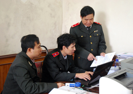 Lãnh đạo Thanh tra huyện Yên Bình trao đổi nghiệp vụ chuyên môn với cán bộ, thanh tra viên.