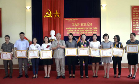 Lãnh đạo Sở Nội vụ trao bằng khen cho cá nhân có thành tích xuất sắc trong phong trào thi đua chuyên đề “Tăng cường bảo vệ và phát huy giá trị tài liệu lưu trữ năm 2016”.