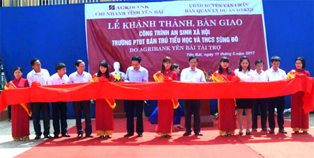 Lãnh đạo Agribank Yên Bái cùng lãnh đạo UBND huyện Văn Chấn cắt băng khánh thành và bàn giao công trình phòng học Trường Phổ thông dân tộc bán trú Tiểu học và THCS Sùng Đô.