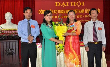 Bà Hoàng Thị Chanh – Bí thư Đảng ủy Khối các cơ quan tỉnh tặng hoa chúc mừng Đại hội.