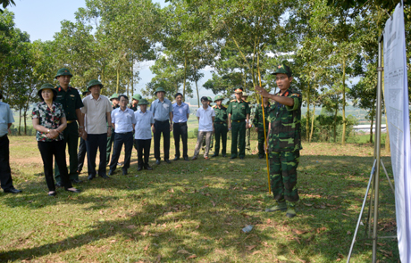 Bí thư Tỉnh ủy Phạm Thị Thanh Trà (ngoài cùng bên trái) kiểm tra công tác chuẩn bị tại thao trường và Sở chỉ huy diễn tập giả định.