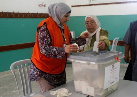 Một phụ nữ Palestine bỏ phiếu tại một điểm bầu cử ở thị trấn Anabta, gần Tulkarm, ngày 13/5.