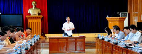 Phó chủ tịch UBND tỉnh Dương Văn Tiến phát biểu tại cuộc họp.