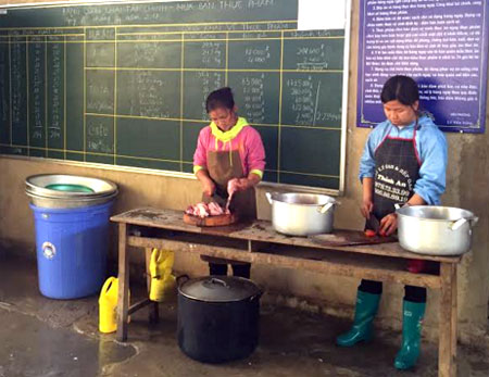 Nhân viên cấp dưỡng Trường PTDTBTTH&THCS Chế Cu Nha, huyện Mù Cang Chải chuẩn bị bữa ăn dinh dưỡng, an toàn cho các em học sinh.