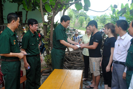 Đồng chí Đoàn Quang Vinh - Phó Chủ tịch Hội CCB tỉnh cùng các đồng chí lãnh đạo địa phương thăm hỏi, trao tiền hỗ trợ cho gia đình CCB Phạm Văn Đệ.