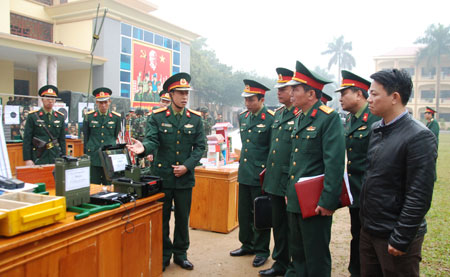 Các đồng chí lãnh đạo Bộ Chỉ huy Quân sự tỉnh tham quan mô hình đạo cụ phục vụ huấn luyện tại Lễ ra quân huấn luyện tỉnh Yên Bái năm 2017.