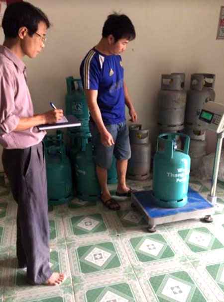 Đoàn Thanh tra liên ngành thanh tra cơ sở kinh doanh khí dầu mỏ hóa lỏng tại huyện Yên Bình.