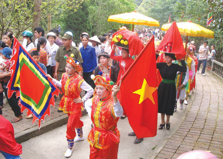 Lễ hội đền Đại Cại hàng năm thu hút hàng chục nghìn du khách đến chiêm bái.