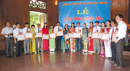 Đảng ủy Khối các cơ quan tỉnh báo công dâng Bác và trao giấy khen cho các tập thể thực hiện tốt việc học tập, làm theo Bác năm 2016 tại Làng Sen (Nam Đàn, Nghệ An).