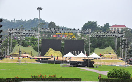 Đơn vị tổ chức sự kiện gấp rút hoàn thành sân khấu cho lễ khai mạc.

