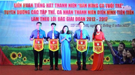 Đồng chí Đỗ Thị Lan Phương – Bí thư Thành đoàn trao cờ lưu niệm cho các cụm thanh niên thành phố.