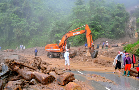Công nhân Công ty cổ phần Xây dựng đường bộ I tỉnh Yên Bái xử lý điểm sạt lở ta-luy dương khu vực đèo Khau Phạ trong mùa mưa bão năm 2016.