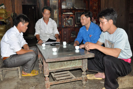 Nông dân xã Hồng Ca, huyện Trấn Yên tìm hiểu kiến thức pháp luật.