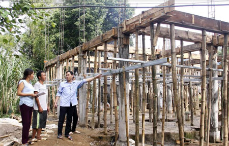 Lãnh đạo xã Thanh Lương kiểm tra công trình xóa nhà dột nát tại thôn Bản Lào.

