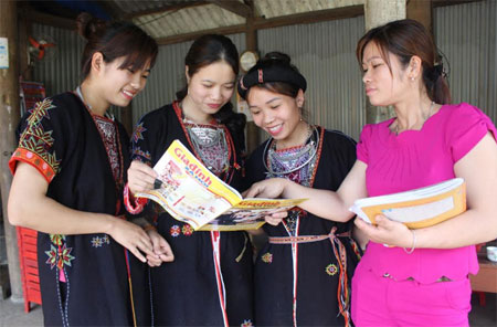 Cán bộ dân số xã Yên Thành tuyên truyền kiến thức DS-KHHGĐ đến các hộ dân.